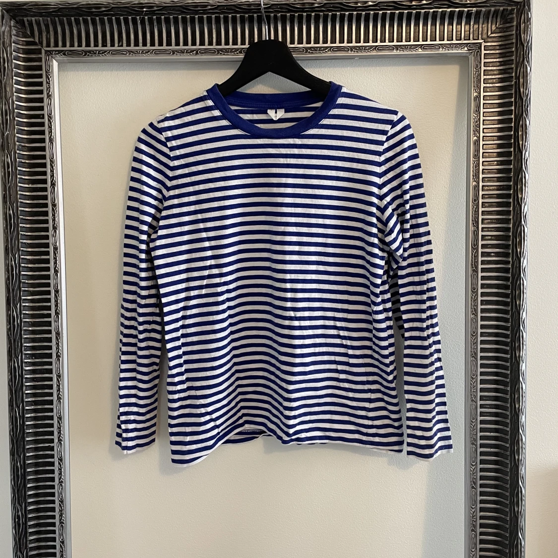 Blå och vitrandiga tröja från Arket