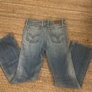 Älskar dessa Levis jeansen så mycket men de är för små för mig! Så fina vintage Levis i Bootcut modell! Har tyvärr ingen bild på då de inte passar! Inga defekter!