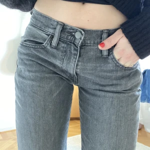 Låga levis jeans - Lågmidiade levis jeans. Köpta i nyskick på secondhand och knappt använda sen dess. Tvättade en gång. Storleken är 28x32 och passar mig som vanligtvis har st 36 och är 172cm.  Köparen står för frakten❤️💥 