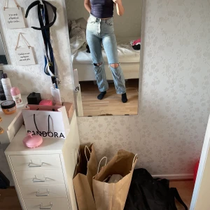 Byxor med hål i - Skriv om du är intresserad så kan vi diskutera pris, frakt och så vidare😊 Bara att skriva om du vill ha fler bilder Jag är 172 cm