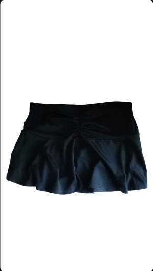 Topp - Nyskick. Superfin sommartopp som inte kommer kommas till användning för att den är för stor på mig. Tveka inte att ställa frågor!