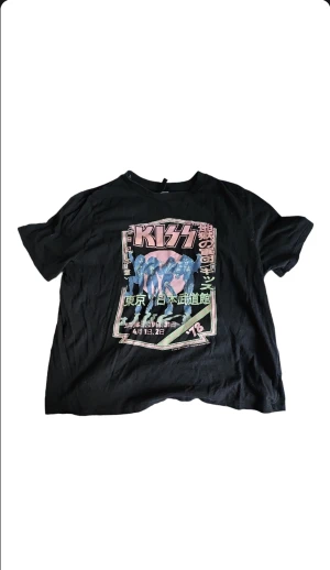 Tröja - Nyskick. en KISS- merch från H&M som har snyggt tryck på. Tveka inte att ställa frågor!
