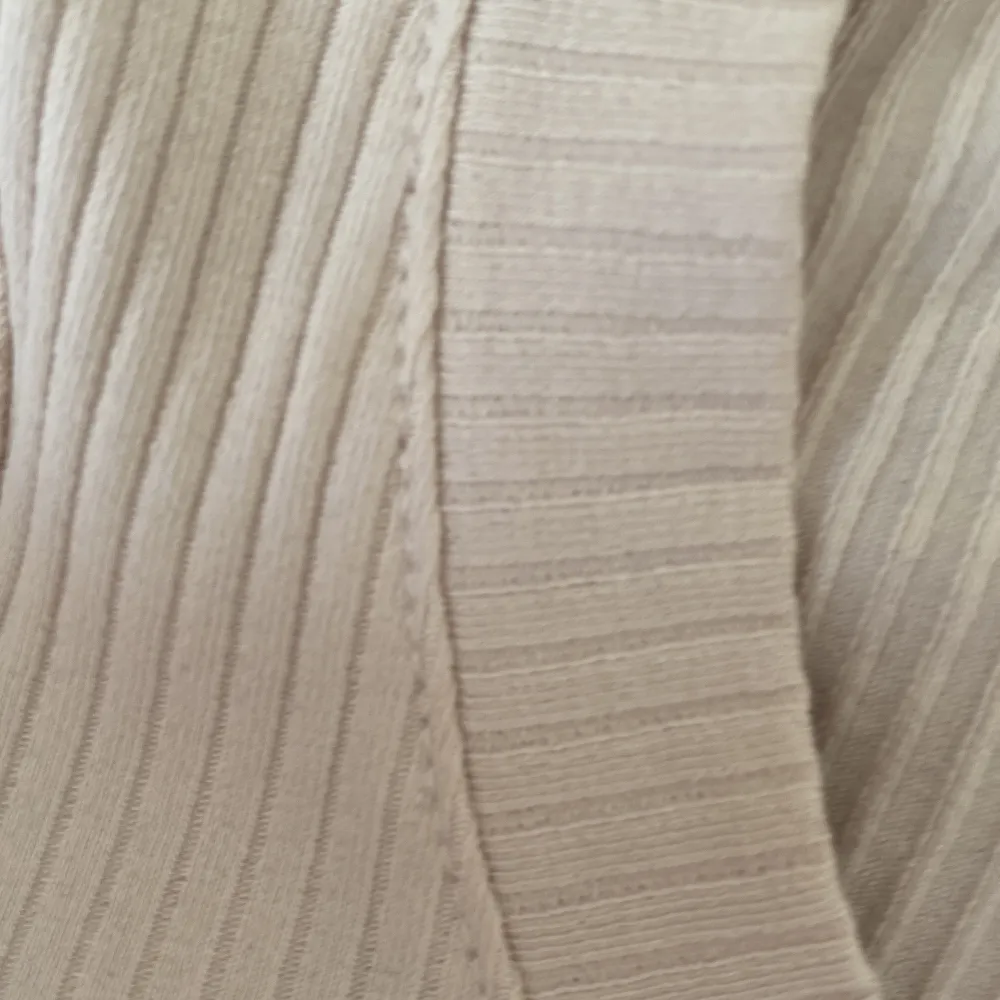 Fin långärmad tröja i en beige-aktig färg, super stretchig och använd 1 gång, (rensar gaderob) frakt tillkommer 💕. Tröjor & Koftor.