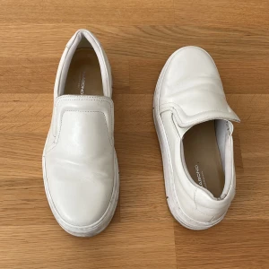 Vagabond sneakers - Snygga cremevita vagabond sneakers. Storlek 37