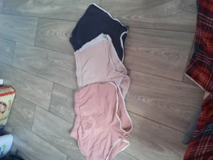 Shorts - Har använts cirka 10 ggr men säljer nu pga. Att jag vuxit ur dom. Köp antingen 1 par för 50 eller alla för 100😊