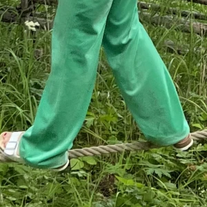 Juicy couture byxor small - Juicy Couture byxor  (Del Ray Classic Velour Pant) gumdrop green i storlek S. Uppsydda nedtill för att passa till längd ca 165 cm. Lite slitna nedtill men annars i fint skick. 