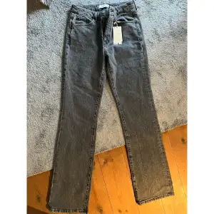 Ett par jätte snygga gråtvättade jeans från mango i storlek 36, helt oanvända med prislapp kvar💓 bara att skriva om du har mer frågor🌼