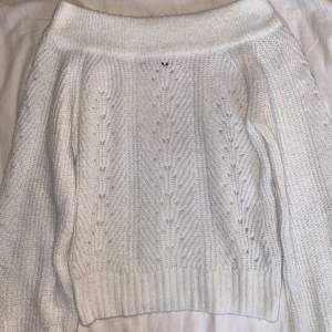 Säljer denna jättefina stickade tröjan ifrån Ginatricot. Går att ha offshoulder eller bara vanligt. Ganska liten i storleken.💗
