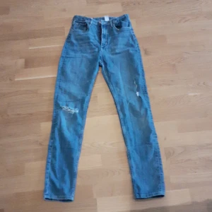 Skinny jeans med hål i knät - Ska vara hål i knät och lite längre upp Mörk blå Använt 3 gånger Ny skick