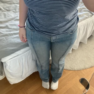 Jenas - sköna jeans me slits på hela benet fram och bak, kommer inte till användning tyvärr