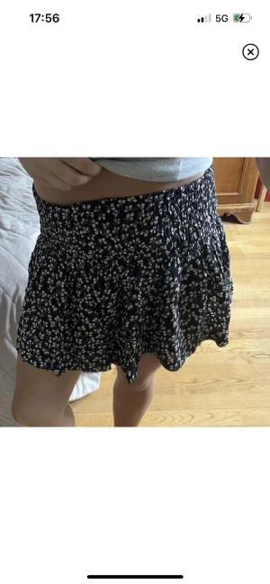 Ganni kjol - Blommig Ganni kjol. Storlek 34 men skulle säga att den passar 36 och 38!! 350 kr