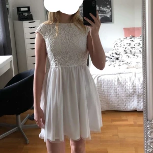 Studentklänning - Vit klänning från bubbleroom💕Hade den på min konfirmation så endast använd vid ett tillfälle.  Klänningen har ett fint fall så den är väldigt smickrande på kroppen!