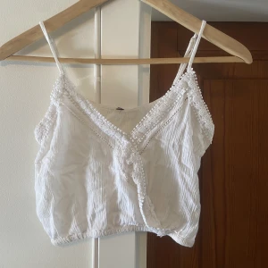 Vitt sommarlinne - Vitt supersött linne från h&m i storlek xs. Kan reglera banden. (Väldigt skrynklig nu..🤭)