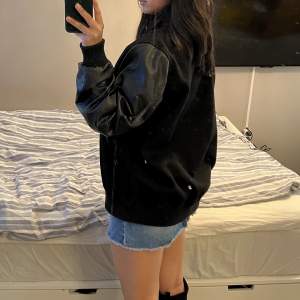 Skit snygg bomberjacka, säljer då jag har för många. Den är i storlek L men har en nice oversized fit då. Ärmar i ”skin”. Jag har vanligtvis s/m och är ganska kort (163cm). Den är svart och i användt men väldigt fint skick!🖤  Eventuell frakt tillkommer🥰