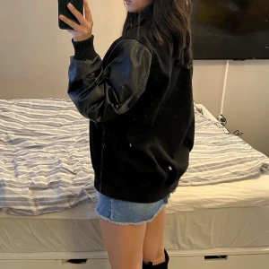 Bomberjacka - Skit snygg bomberjacka, säljer då jag har för många. Den är i storlek L men har en nice oversized fit då. Ärmar i ”skin”. Jag har vanligtvis s/m och är ganska kort (163cm). Den är svart och i användt men väldigt fint skick!🖤  Eventuell frakt tillkommer🥰