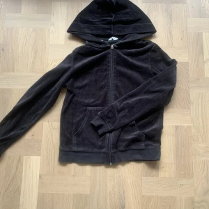 Dragkedje tröja - Svart, mjuk, fin och gosig zip tröja i storlek s men funkar också för mindre storlek!