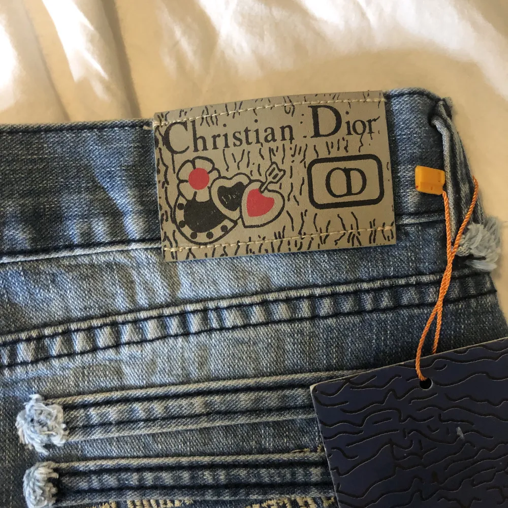 Jeans kjol från Christian Dior i storlek 42/44(W32) ganska kort på längden och i super bra skick❤️. Kjolar.