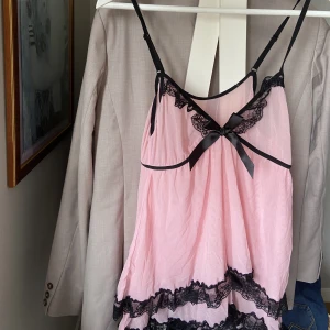 Rosa linne - Storlek M. Köpt second hand. Men aldrig använt . Ganska rosa i verkligheten, så mer som bild 1 gällande färgen 💕