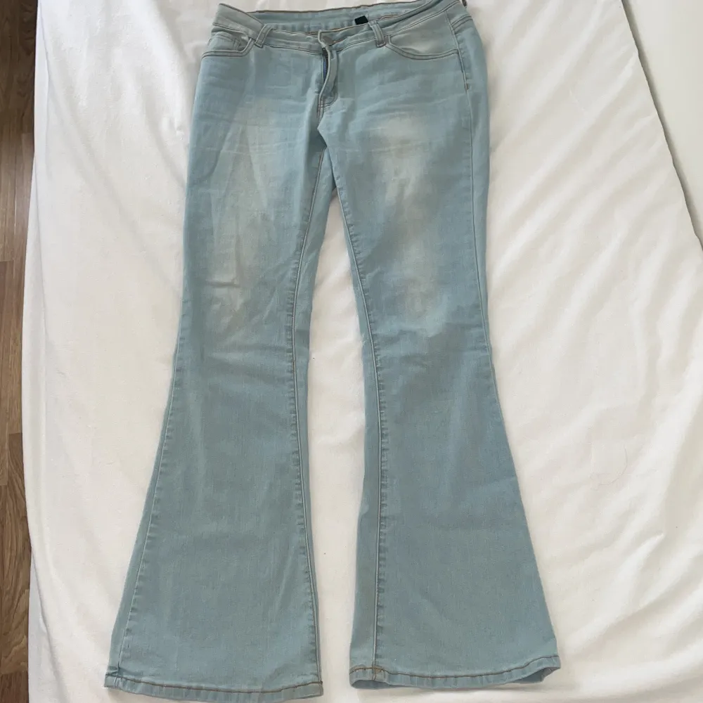 Hej säljer dessa jeans från shein, trodde de skulle vara högmidjade men de va lågmidjade ❤️ knappt använda .  Hör av er om mer info eller bilder.. Jeans & Byxor.