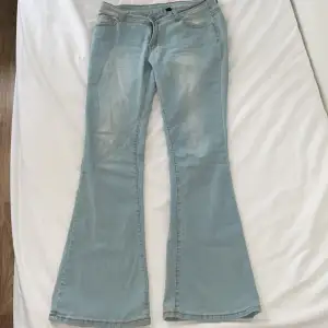 Hej säljer dessa jeans från shein, trodde de skulle vara högmidjade men de va lågmidjade ❤️ knappt använda .  Hör av er om mer info eller bilder.