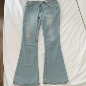 shein jeans  - Hej säljer dessa jeans från shein, trodde de skulle vara högmidjade men de va lågmidjade ❤️ knappt använda .  Hör av er om mer info eller bilder.