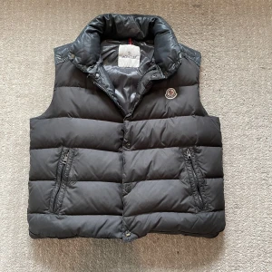 Moncler Cheval väst  - Säljer nu min Moncler Cheval väst som är i bra skick! Skick 7/10, Normal wear! Den är självklart äkta och har kvitto till den!  Hör gärna av dig om du har frågor!