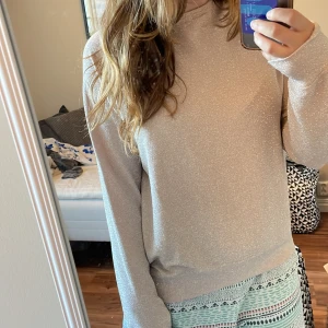 Fin tröja  - En ljusrosa fin tröja med glitter, skönt material (sticker inte, kliar inte), stretch, inga fläckar, inget som är sönder. Felfri.  Valde att sälja den för att jag växt ur den :)