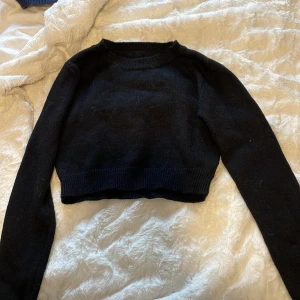 Tre pack stickade ”cropped” tröjor - Tröjorna säljs i ett pack men går att säljas separat om det önskas. En tröja för 40kr hela packet för 150 Kläderna kommer att tvättas och strykas. Gosigaste materialet! Viktigt: Det finns katter i huset, köpt är köpt, INGA returer💕