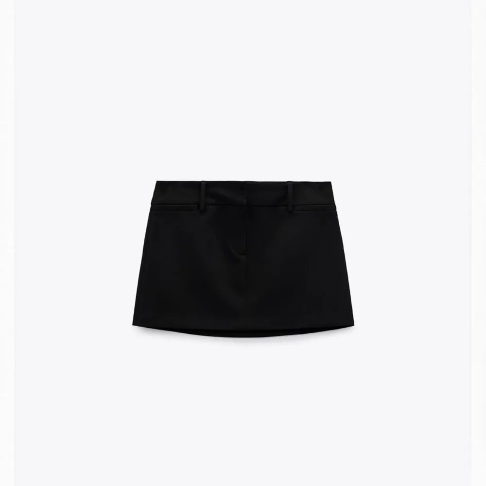 Säljer denna low Rise mini skirt från zara ! Som inte säljs längre, aldrig använd , säljer för att jag har två i två olika stolekar! Tillkommer frakt på 50kr. Kjolar.