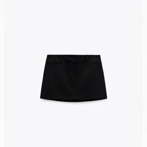 Mini skirt - Säljer denna low Rise mini skirt från zara ! Som inte säljs längre, aldrig använd , säljer för att jag har två i två olika stolekar! Tillkommer frakt på 50kr