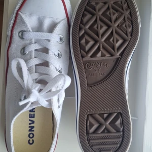 Vita låga converse  - Säljer dessa jag använt en gång så hela, rena och fortfarande skinande vita 😅  Storlek 36/5.5