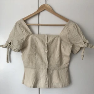 Sommartopp  - Supersöt topp i linneliknande material.