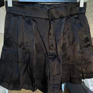 Ett par såå snygga svarta silkes shorts från Zara. Funkar perfekt till vardags eller på en finare middag! Använd ett fåtal gånger 💕💕