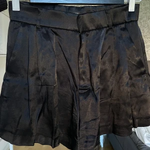 Silkes shorts - Ett par såå snygga svarta silkes shorts från Zara. Funkar perfekt till vardags eller på en finare middag! Använd ett fåtal gånger 💕💕