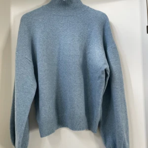 Tröja - En så fin blå tröja, med halvvpolokrage 🩵  Gjort av 100% återvunnet polyester! Aldrig använd, pga fel modell för mig! 💕😍 Nypris, 599kr