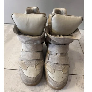 Isabel marans skor  - Säljer dessa jätte trendiga beiga isabel marant skorna då de inte kommer till användning💖