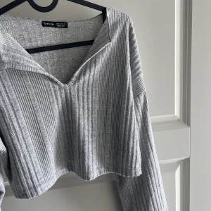Tröja - Grå tröja. Skönt material och aldrig använd! Storlek M🩶