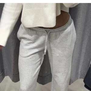 Lågmidjade mjukisar  - Säljer mina ljusgråa Lågmidjade från BikBok (som är slutsålda)! Använda fåtal gånger och är i nyskick och passar mig som är 170🕺🏼(första bilden är lånad) skriv för egna bilder!💕 Har för mig att de är köpta för ca 300kr.