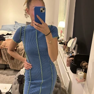 klänning med sömmar - Säljer en helt oanvänd ribbad klänning med gröna sömmar från ASOS i storlek XS💞Nypris 349kr, säljer för 70kr + frakt!