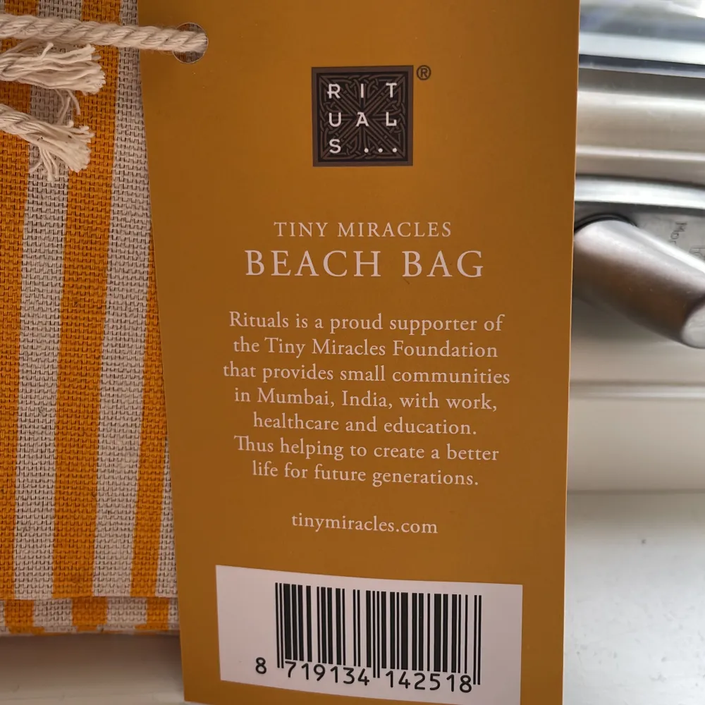 Säljer denna rituals strandväska, den är aldrig använd och superfin, perfekt till sommaren när man ska till stranden, hör av er om ni är intresserad☺️. Väskor.