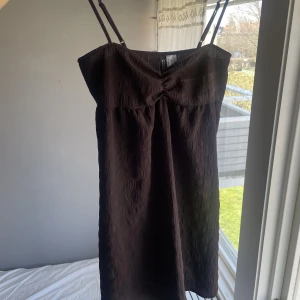 HM klänning - Svart kort klänning från HM, endast använd en gång 💫