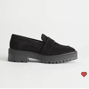 Oanvända Loafers Other Stories - Helt oanvända loafers med mocka från other stories, helt oanvända då dem var i för liten storlek!