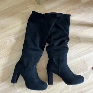 Säljer dessa stövlar/boots från about you i modellen ”JULE” i storlek 38. Använda en gång. Nypris 715 kr