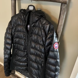 Canada Goose jacka - Storlek L passar även för medium  Köpt på care of Carl  Inga hål eller märken nästan som ny