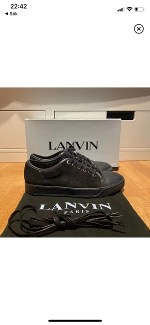 Lanvin - Hej nu säljer jag mina fräscha skor från lanvin. Condition 8,5/10 och har mycket kvar att ge. Uk 8 vilket motsvarar 42/43.  Liten defekt på toe capen(se bild 3). Schyssta skor som passar till alla outfits. Hör av dig vid minsta fundering!