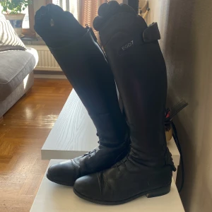 Ego 7 Ridstövlar  - Ego 7 ridstövlar. Strl 36 men passar någon som har 37 på vanliga skor. Billigare vid snabb affär (Nypris 3499) Mitt pris 1100