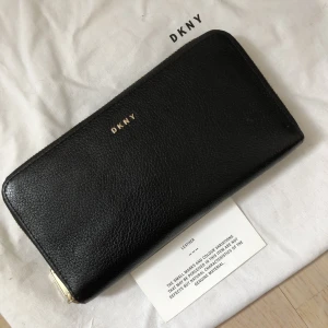 DKNY PLÅNBOK - DKNY - plånbok  Svart läder och tyg.  Guld detaljer  Knappt använd, nyskick.   