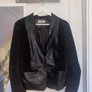 Ascool blazer med snygga läderdetaljer framtill (och baktill).  Trendig jacka och funkar både som en jacka och som en ”overshirt”. Nypris: ca 1200kr Bilder med jackan på och mer info kan frågas om:)