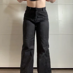 94 high wide jeans - säljer dessa 94 high wide jeans från Abrand då jag tidigare bara använt dem som jobb-byxor, de är i fint skick och sitter jättefint:) de är köpta på jeansbolaget för 999kr