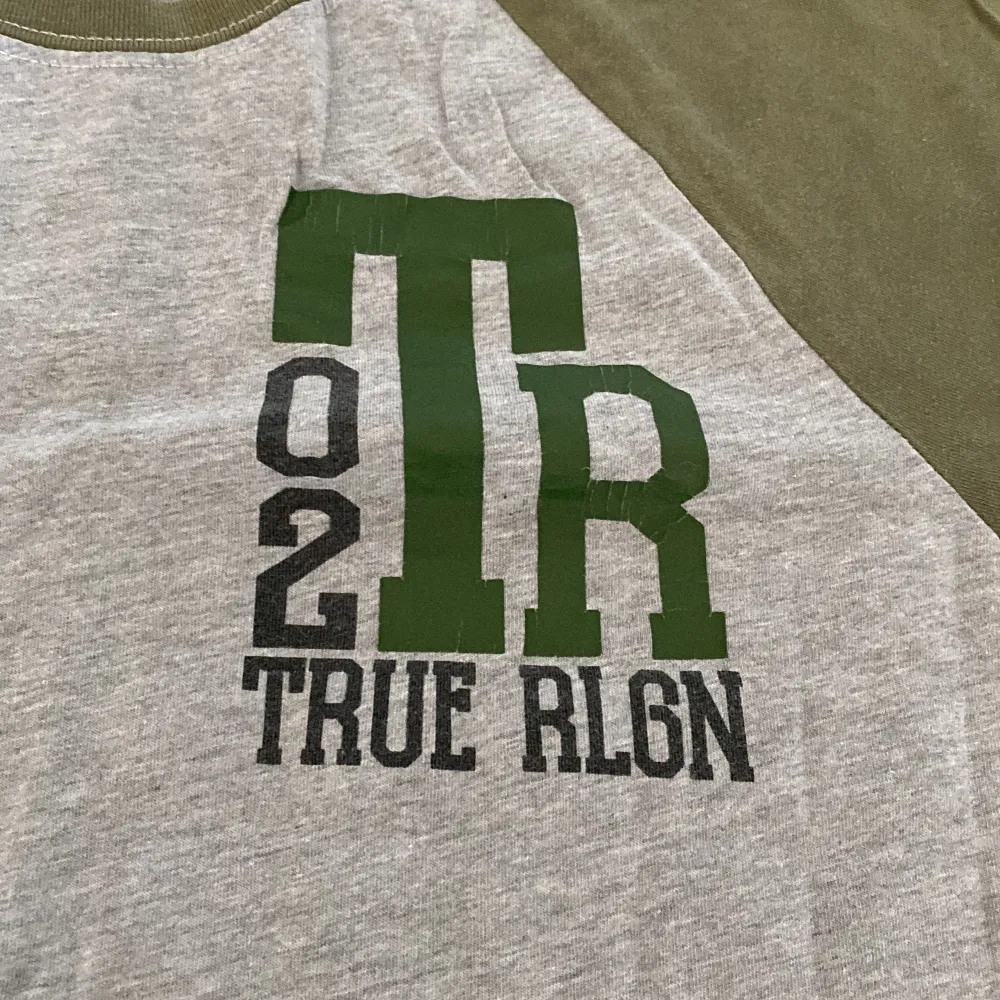 En true religion tröja som är i storlek M. T-shirts.